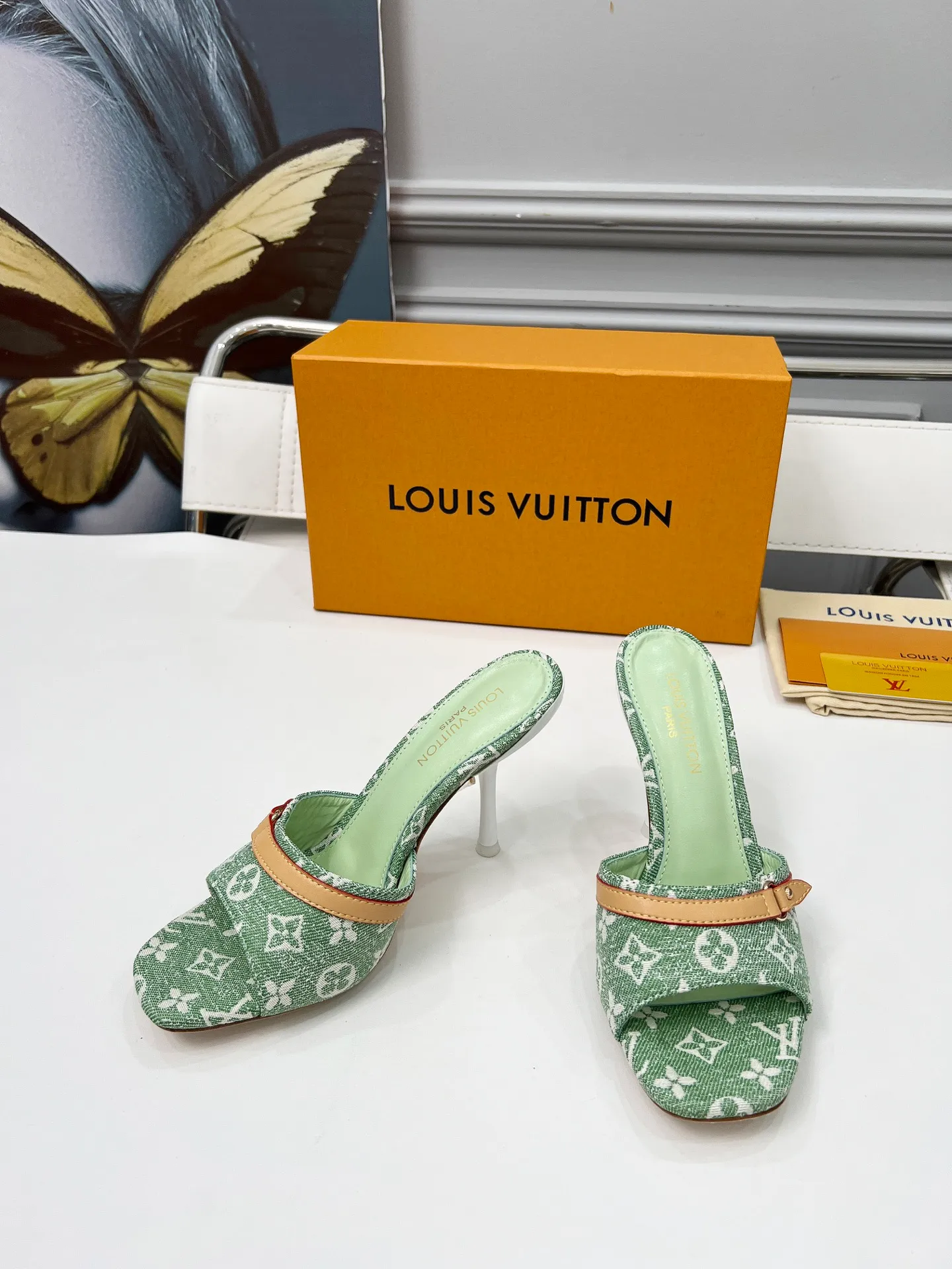 👟👟Ex-factory price 440👟👟 LV new denim kitten heel slippers 2025 summer must-have for goddesses, original replica, super comfortable on the feet. Show off the queen's temperament, the heel height is 9.5CM, which shows your temperament without being tiring. Leather outsole. Standard code: 35-42 (41 and 42 codes are customized, non-returnable and non-exchangeable)